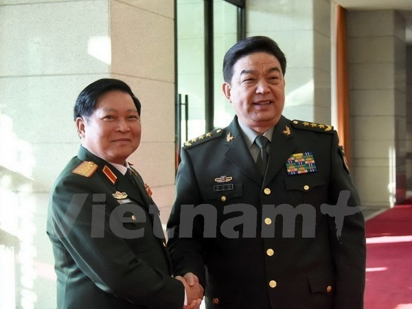 Le ministre vietnamien de la Défense, Ngô Xuân Lich (à gauche), et son homologue chinois, Chang Wanquan, le 13 janvier, à Pékin. Photo: VNA.