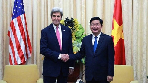 Le secrétaire du Comité du Parti pour Hô Chi Minh-Ville, Dinh La Thang (à droite), et le secrétaire d'État américain John Kerry. Photo: VOV.