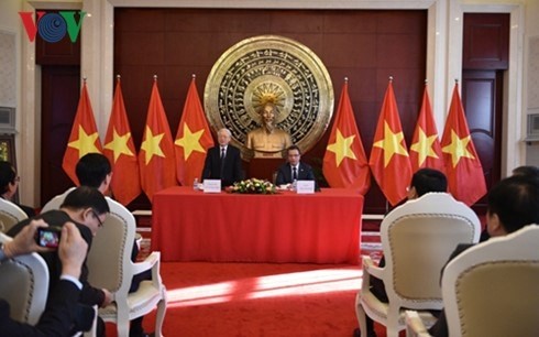 Le Secrétaire général Nguyên Phu Trong se rend à l'Ambassade du Vietnam à Pékin. Photo: VNA.