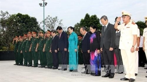 La délégation de représentants des autorités de Hô Chi Minh-Ville rend hommage le 24 janvier, aux morts pour la Patrie dans le cimetière des morts pour la Patrie. Photo: VNA.