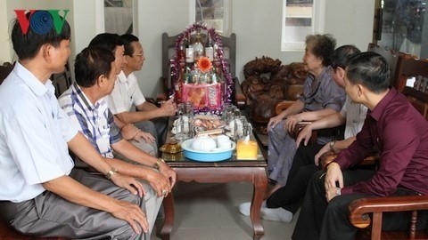 La délégation de l’ambassade et des organes de représentation du Vietnam au Cambodge visite des familles cambodgiennes d’origine vietnamienne bénéficiaires des politiques préférentielles. Photo: VOV.