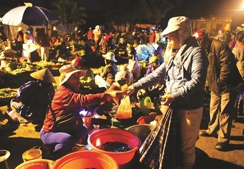 Le marché «Âm duong» démarre dès minuit pour se terminer aux premières lueurs du jour. Photo: CVN. 