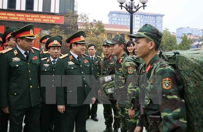 Le ministre vietnamien de la Défense, Ngô Xuân Lich (au milieu), inspecte la Brigade 205. Photo: VNA.