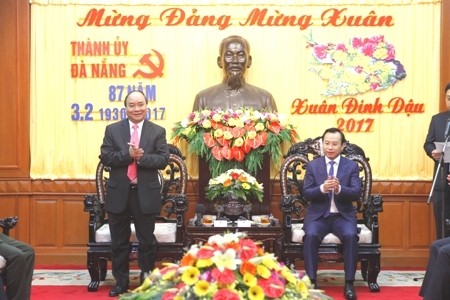 Le Premier ministre Nguyên Xuân Phuc (de bout, à gauche) présente ses meilleurs vœux du Têt aux autorités et habitants de la ville de Dà Nang. Photo: VGP.