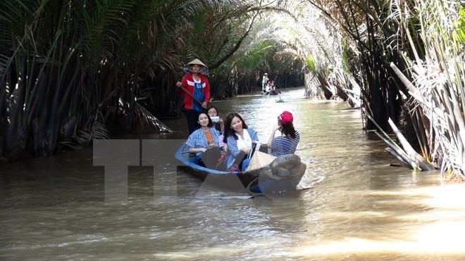 Les touristes visitent le delta du Mékong à l'occasion du Têt. Photo: VNA.