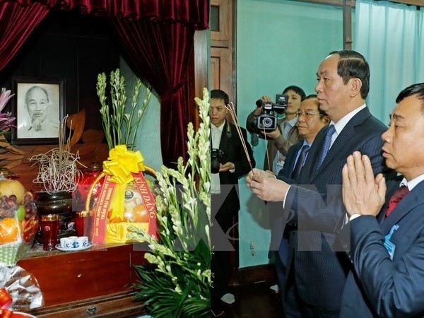 Le Président Trân Dai Quang (2e à droite) devant l'autel dédié au Président Hô Chi Minh dans la Maison 67. Photo: VNA.