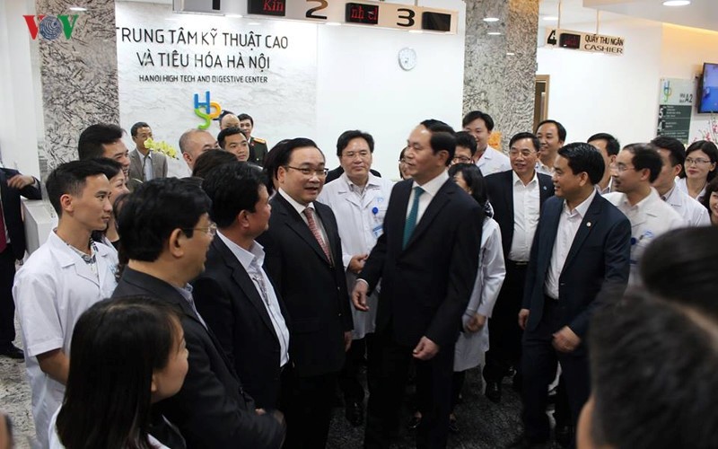 Le Président Trân Dai Quang (au milieu, cravate bleue) présente ses vœux du Têt à l'Hôpital Saint-Paul. Photo: VOV.