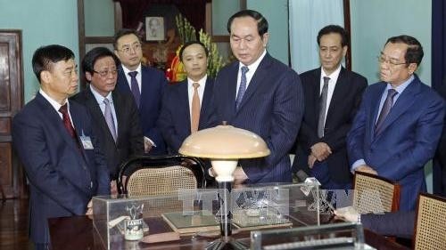 Le chef de l’État rend hommage au Président Hô Chi Minh, dans la maison 67, située dans l’enceinte du Palais présidentiel. Photo: VNA.