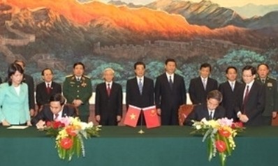 La Cérémonie de signature de l'Accord sur les principes directeurs du règlement de la question maritime Vietnam-Chine. Photo: Tri Dung/AVI.