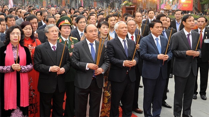 Le PM Nguyên Xuân Phuc (3e, à gauche, au 1er rang) et les délégués sont allés brûler des bâtons d'encens pour rendre hommage aux soldats Tây Son morts pour la Patrie. 