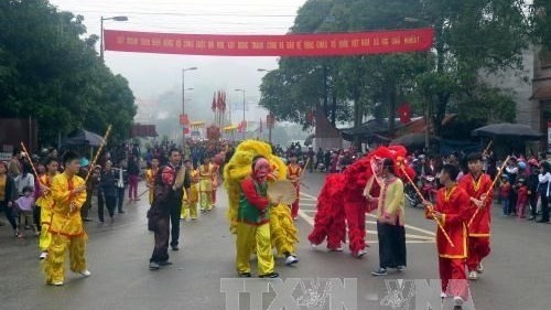 La danse de la licorne lors de la fête "Lông tông". Photo: VNA.