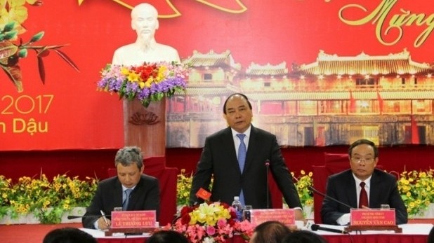 Le Premier ministre Nguyên Xuân Phuc (debout, au centre) prend la parole lors de sa tournée à Thua Thiên-Huê, le 30 janvier. Photo: NDEL.