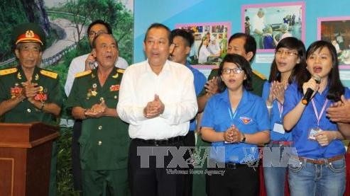 Le Vice-Premier ministre permanent Truong Hoa Binh (chemise blanche) lors de la rencontre d’anciens prisonniers révolutionnaires à l’occasion du Têt. Photo: VNA.