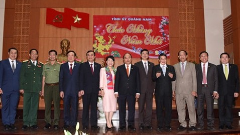 Photo de famille entre le PM Nguyên Xuân Phuc et les dirigeants de la province de Quang Nam. Photo: VOV.