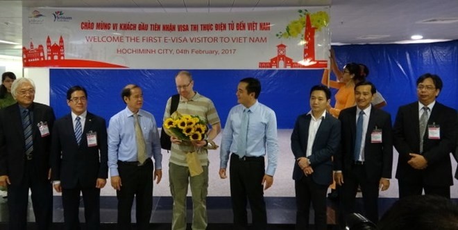 Cérémonie d'accueil du premier touriste étranger ​titulaire d'un e-visa, à Hô Chi Minh-Ville. Photo: tuoitre.vn.