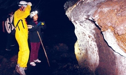 Plusieurs vestiges et objets préhistoriques dans des grottes volcaniques du district de Krông Nô, ont été découverts par des spéléologues. Photo: CVN. 
