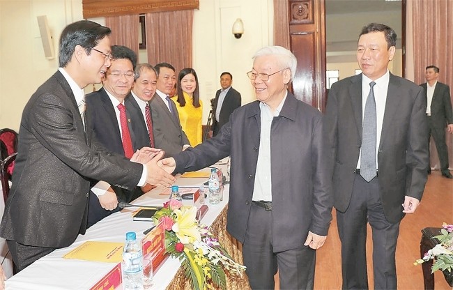 Le Secrétaire général du PCV, Nguyên Phu Trong (2e, à droite), à la rencontre des autorités de la province de Nam Dinh. Photo: VNA.