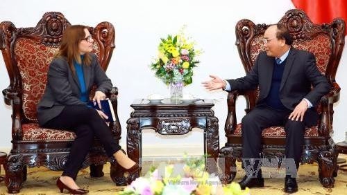 Le PM vietnamien, Nguyên Xuân Phuc (à droite), et l’Ambassadrice d’Israël au Vietnam, Meirav Eilon Shahar, le 13 février, à Hanoi. Photo: VNA.