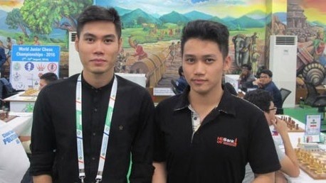 Les deux joueurs d’échecs vietnamiens Trân Tuân Minh (à gauche) et Trân Minh Thang. Photo: VNA.