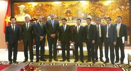 Nguyên Duc Chung, président du Comité populaire de Hanoi (5e à gauche) et la délégation du PRO, parti au pouvoir en Argentine. Photo : VOV