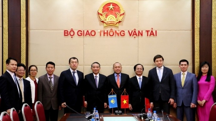 Lors de la cérémonie de signature de l’accord de coopération bilatérale entre la Compagnie générale des chemins de fer du Vietnam et la Compagnie nationale des chemins de fer du Kazakhstan. Photo: baogiaothong