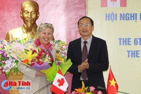 Kate Reekie, chef du Service de la Coopération pour le développement de l’Ambassade du Canada (à gauche) au Vietnam lors de la conférence du Comité de pilotage du projet de développement agricole de Hà Tinh en 2017. Photo: baohatinh.vn.