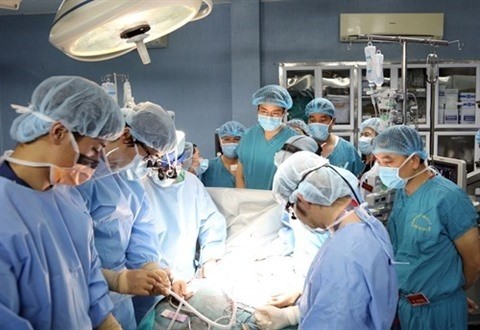 Durant la transplantation bipulmonaire à l’Institut de médecine militaire, à Hanoi. Photo: QDND.
