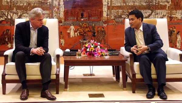 Nguyên Duc Chung, président du Comité populaire de la ville de Hanoi (à droite) et Juergen Boos, directeur de la Foire du livre de Francfort. Photo: hanoimoi.com.vn.