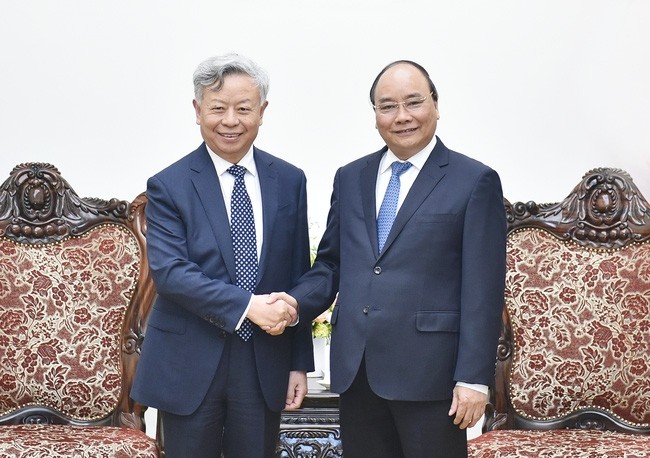 Le PM vietnamien, Nguyên Xuân Phuc (à droite), et le président de l’AIIB, Jin Liqun. Photo: VGP.