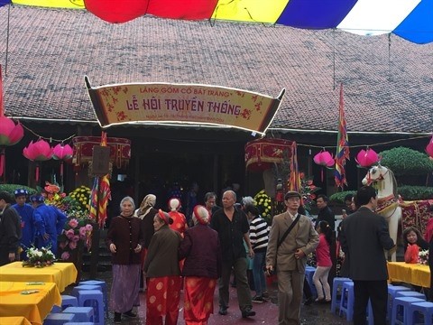 La maison commune du village de Bat Tràng est bien décorée durant la fête traditionnelle qui se déroule du 11 au 13 mars. Photo: CVN.