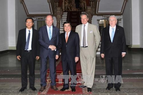 Le président du Comité populaire de Hô Chi Minh-Ville, Nguyên Thành Phong (au milieu), et la délégation de la province belge de Flandre orientale, le 10 mars. Photo: VNA.