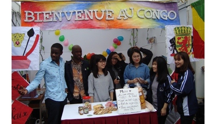 Un stand présentant les couleurs culturelles du Congo au programme “J’aime et je partage les Couleurs culturelles". Photo: Tùng Chi/NDEL.