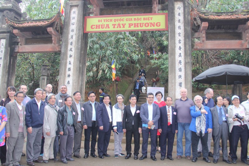 Des diplomates étrangers et délégués vietnamiens en visite à la pagode Tây Phuong dans le cadre du programme «Voyage printanier de l’amitié 2017», le 18 mars, à Hanoï. Photo: PV/NDEL.