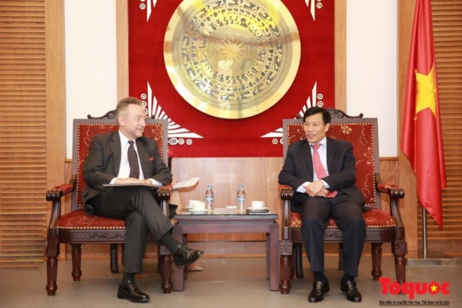 Le ministre vietnamien de la Culture, des Sports et du Tourisme, Nguyên Ngoc Thiên (à droite), et Vitezslav Grepl, Ambassadeur tchèque au Vietnam, 23 mars, à Hanoi. Photo: toquoc.vn.