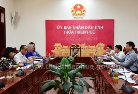 La séance de travail entre des responsables de la FIFA et de l'UEFA et ceux de Thua Thien-Hue. Photo: thuathienhue.gov.vn