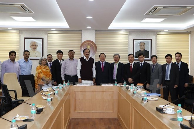 Le ministre vietnamien de l’Information et des Communications, Truong Minh Tuân, a rencontré le ministre indien de l’Information et de la Radiodiffusion, Venkaiah Naidu, le 27 mars, à New Delhi. Photo: VNA.