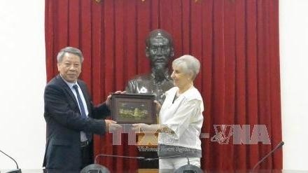 Tô Van Dông, directeur du Service de la Culture, des Sports et du Tourisme de Hanoi, offre un cadeau à Ewa Masny-Askanas, vice-présidente du Conseil municipal de Varsovie. Photo : VNA