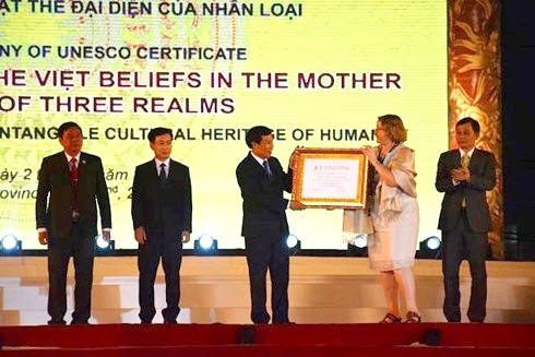 La cérémonie de remise du certificat d’inscription du culte des Déesses-mères au patrimoine mondial est organisée dimanche soir, dans la commune Kim Thai, district de Vu Ban, province de Nam Dinh. Photo: VOV