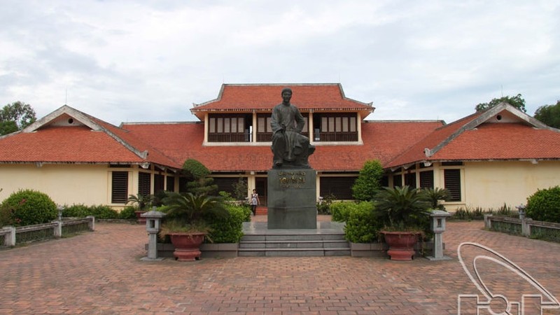 Le monument commémoratif du grand poète Nguyên Du. Photo: vietnamtourism.com.