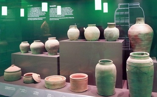 Les objets archéologiques vietnamiens présentés lors de l'exposition en Allemagne. Photo: Journal Dai Doàn kêt