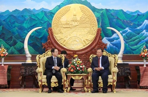 Le secrétaire général du PRPL et président laotien, Bounnhang Volachit (à droite), reçoit le 5 avril à Vientiane le président du Bureau présidentiel du Vietnam, Dào Viêt Trung. Photo: Pham Kiên/VNA/CVN