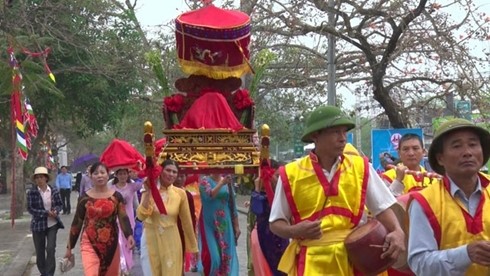 Cérémonie de procession de l'eau lors de la fête de l'ancienne capitale de Hoa Lu. Photo: NDEL.