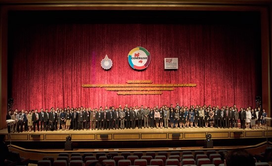 Photo de famille des participants de la 12e CONFRASIE à Bangkok, en Thaïlande. Photo: VNA.