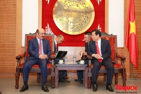 Le ministre vietnamien de la Culture, des Sports et du Tourisme Nguyên Ngoc Thiên (à droite) et l’ambassadeur du Qatar au Vietnam Mohamed Ismail Al Emadi. Photo: Toquoc.