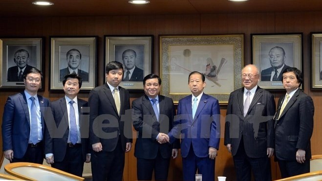Nguyên Chi Dung (4ème, à gauche), ministre du Plan et de l’Investissement lors de la rencontre avec le secrétaire général du PLD et aussi président de l’Alliance parlementaire d'amitié Japon - Vietnam, Toshihiro Nikai. Photo: VNA.
