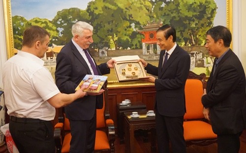 Nicolay Belanovsky remet un souvenir à Dào Duc Toan. Photo: hanoimoi.com.vn.