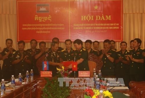 Entretien entre les forces armées des provinces vietnamienne de Dac Nông et cambodgienne de Mondulkiri, le 20 avril, à Dac Nông. Photo: VNA. 