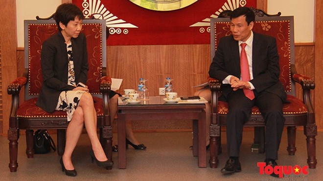Le ministre de la Culture, des Sports et du Tourisme du Vietnam, Nguyên Ngoc Thiên (à droite) et la ministre de la Culture, de la Communauté et de la Jeunesse de Singapour, Grace Fu. Photo: toquoc.vn.