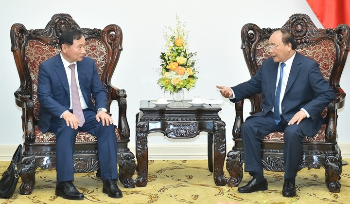 Le Premier ministre vietnamien, Nguyên Xuân Phuc (à droite), et le directeur général de la branche utilitaire de Hyundai Motor, S.K.Han. Photo: VGP.