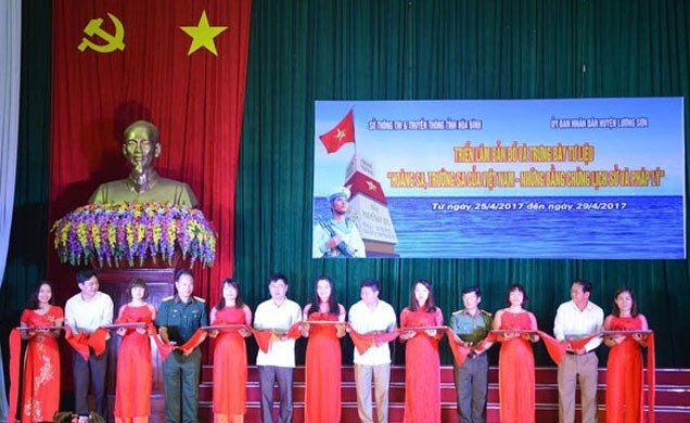 La cérémonie d'ouverture de l'exposition «Hoàng Sa, Truong Sa du Vietnam - les preuves historiques et juridiques» à Hoa Binh. Photo: NDEL.